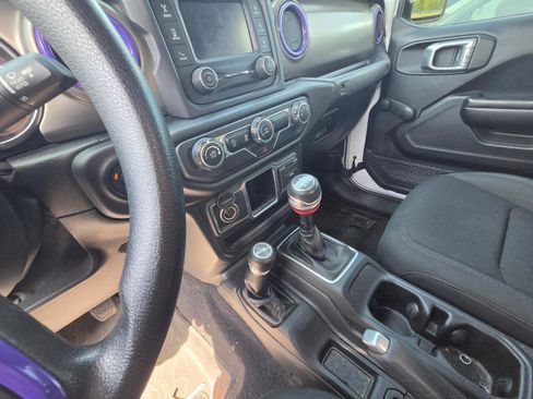 Used 2020 Jeep Gladiator Sport image 11