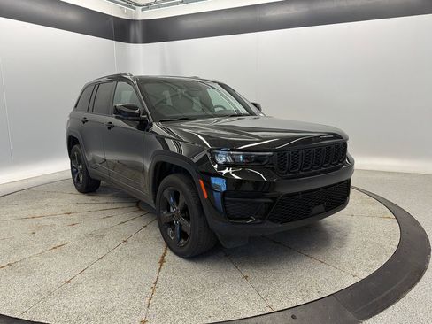 Certified 2024 Jeep Grand Cherokee Altitude AWD/4WD image 13