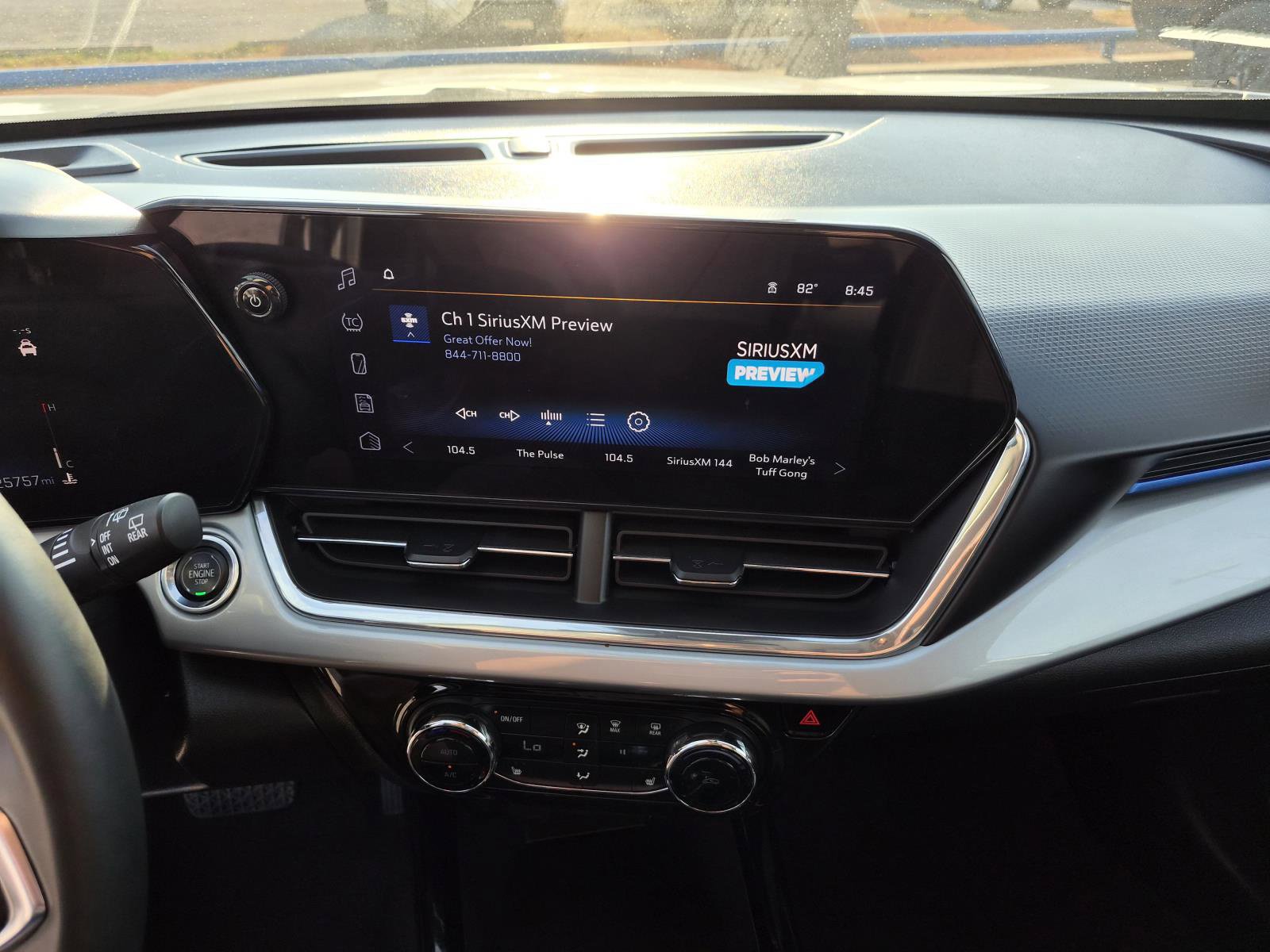 Used 2025 Chevrolet Trax LT w/ LT Convenience Package FWD image 20