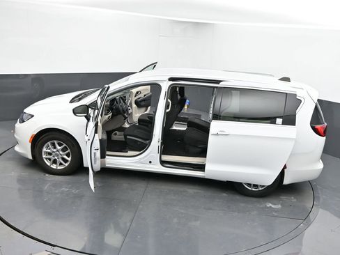Used 2023 Chrysler Voyager LX image 45