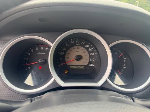 Used 2010 Toyota Tacoma 4x4 Access Cab V6 w/ TRD Off-Road Pkg image 16