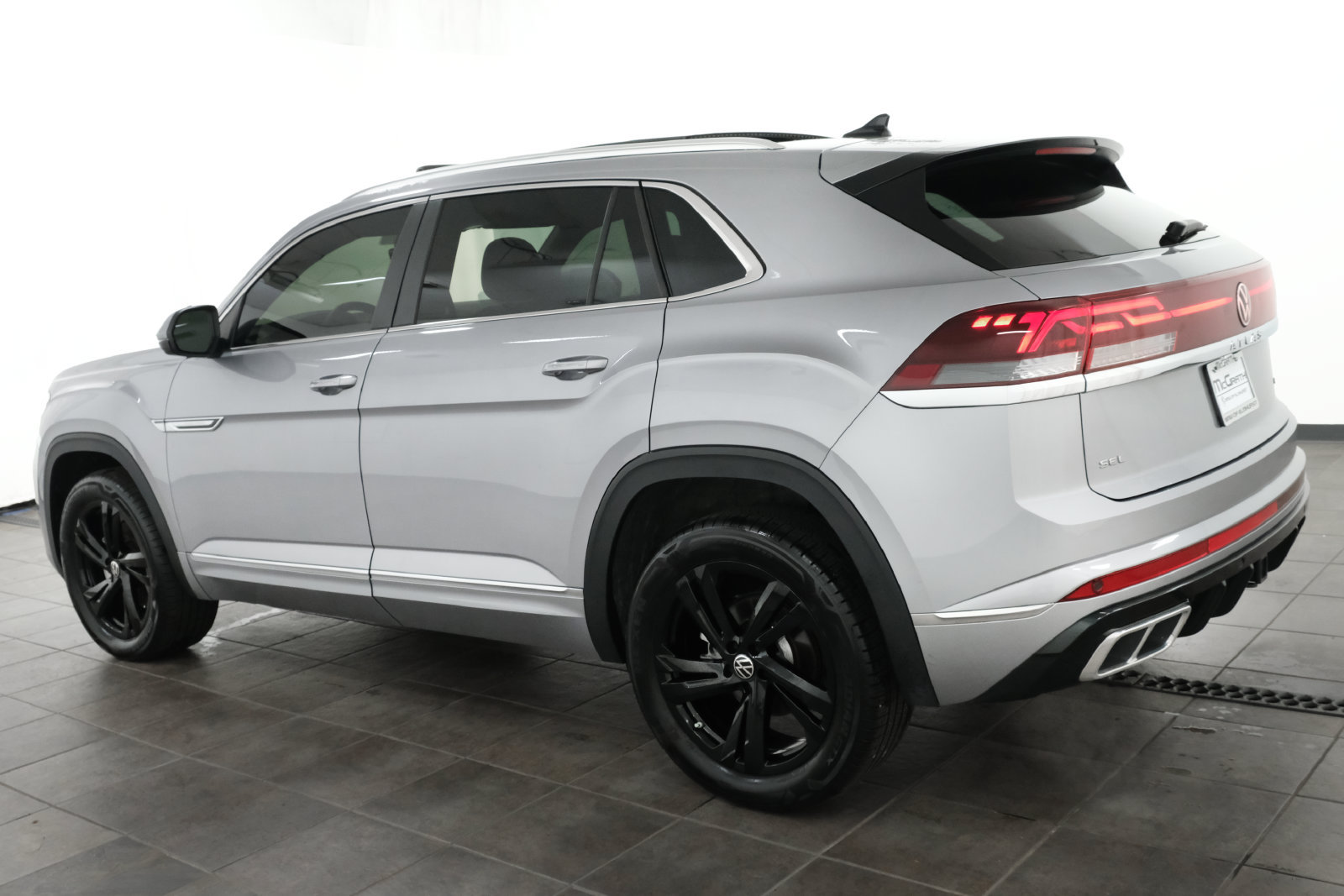 Used 2024 Volkswagen Atlas Cross Sport SEL R-Line AWD/4WD image 4