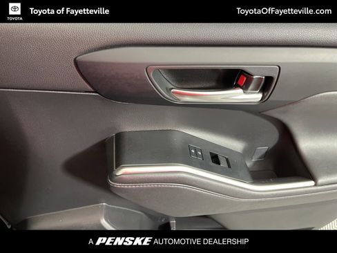 Used 2021 Toyota Highlander XLE image 24