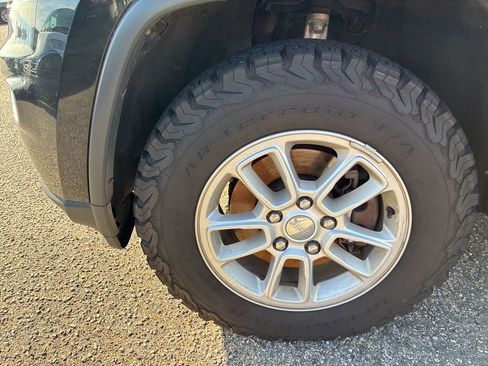 Used 2020 Jeep Grand Cherokee Laredo image 11