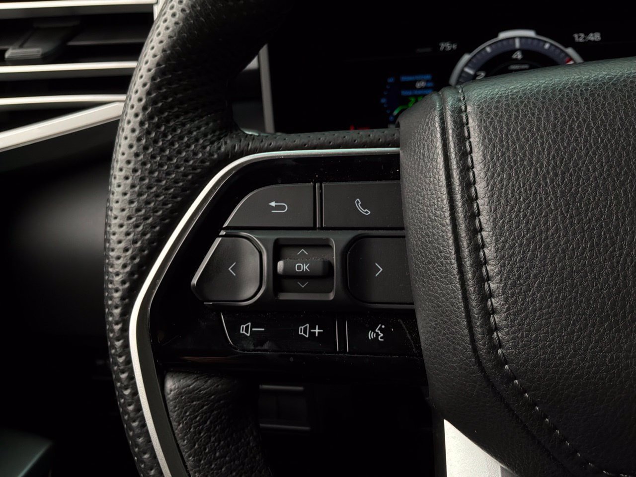 Used 2025 Toyota Sequoia Platinum AWD/4WD image 49