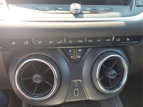 Certified 2024 Chevrolet Blazer LT w/ Convenience Package FWD image 13