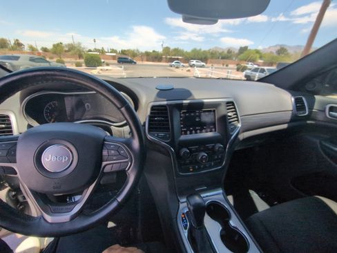 Used 2020 Jeep Grand Cherokee Laredo AWD/4WD image 22