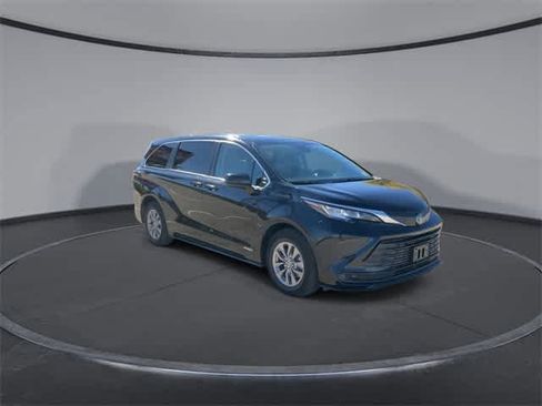 Used 2021 Toyota Sienna LE image 2
