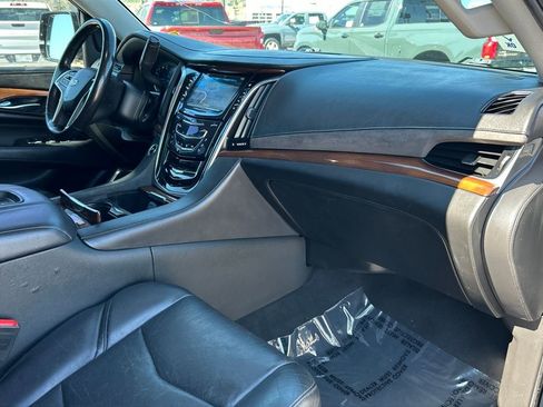 Used 2019 Cadillac Escalade ESV Luxury image 9