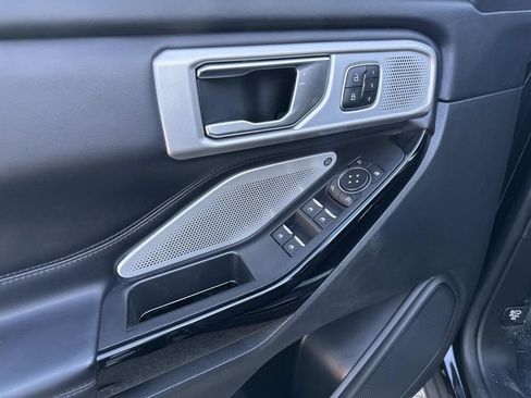 Used 2022 Ford Explorer Platinum image 18