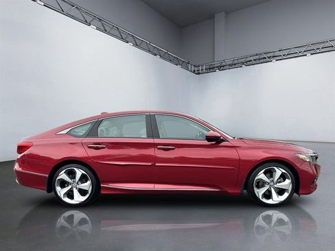 Used 2018 Honda Accord Touring image 3