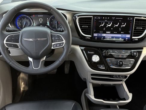 Used 2023 Chrysler Pacifica Touring-L image 11