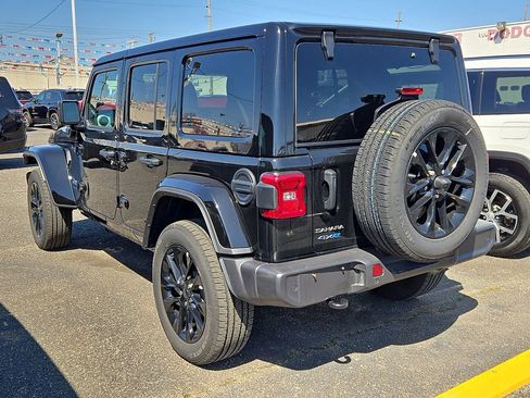 Used 2025 Jeep Wrangler Unlimited Sahara w/ Safety Group image 6