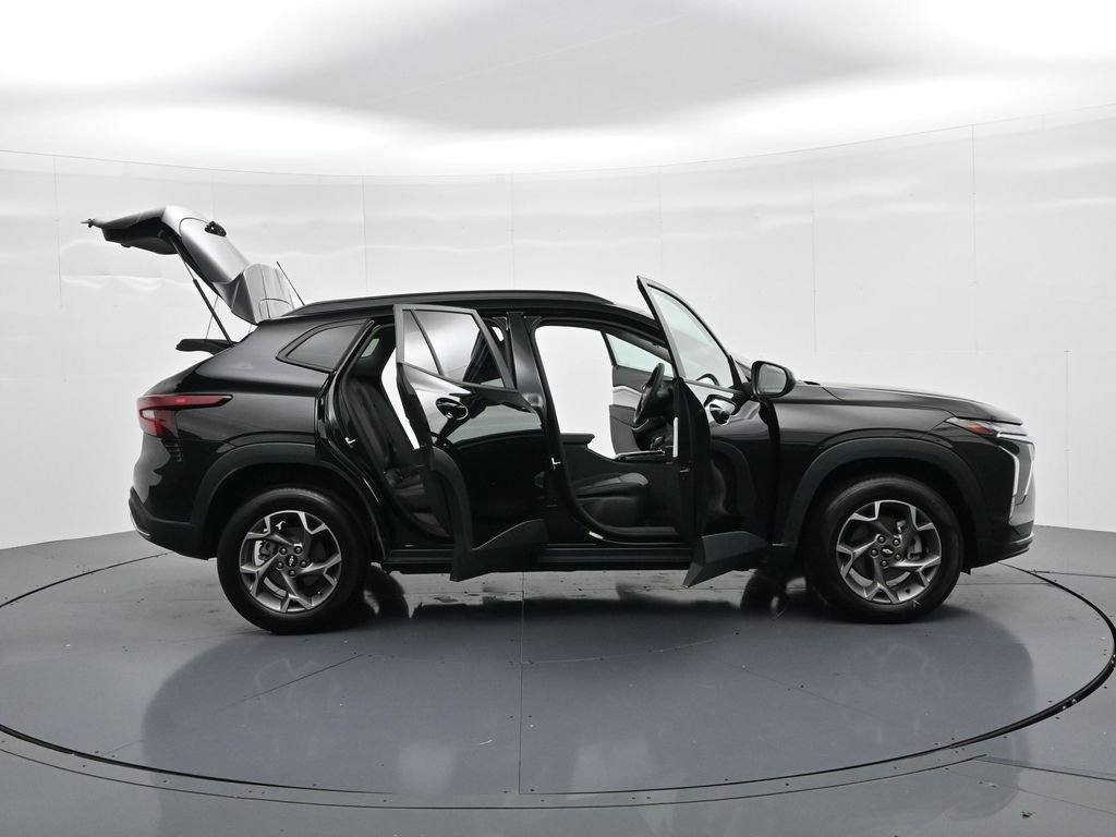 Used 2025 Chevrolet Trax LT FWD image 23
