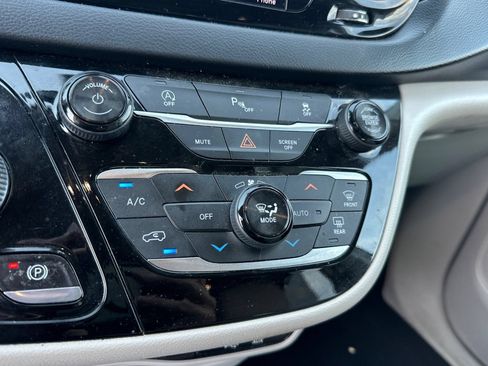 Used 2018 Chrysler Pacifica Touring-L Plus FWD image 27
