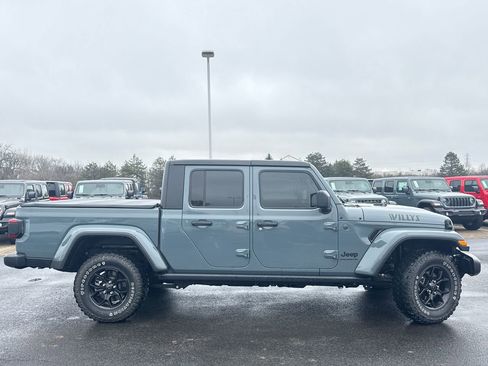 Used 2024 Jeep Gladiator Sport image 2