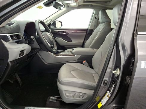 Used 2024 Toyota Highlander Limited image 11