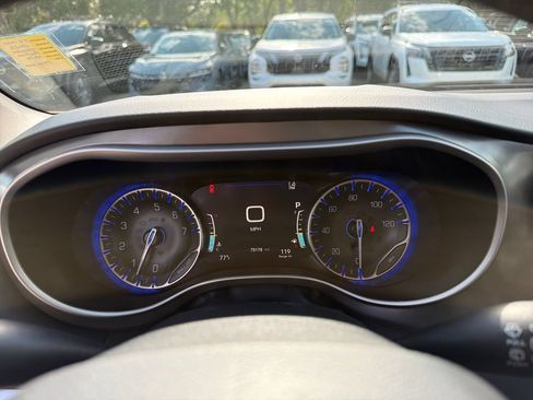 Used 2023 Chrysler Pacifica Touring-L FWD image 22