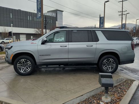 Used 2025 Chevrolet Suburban Z71 image 8