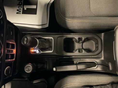 Used 2025 Jeep Wrangler Sahara image 21