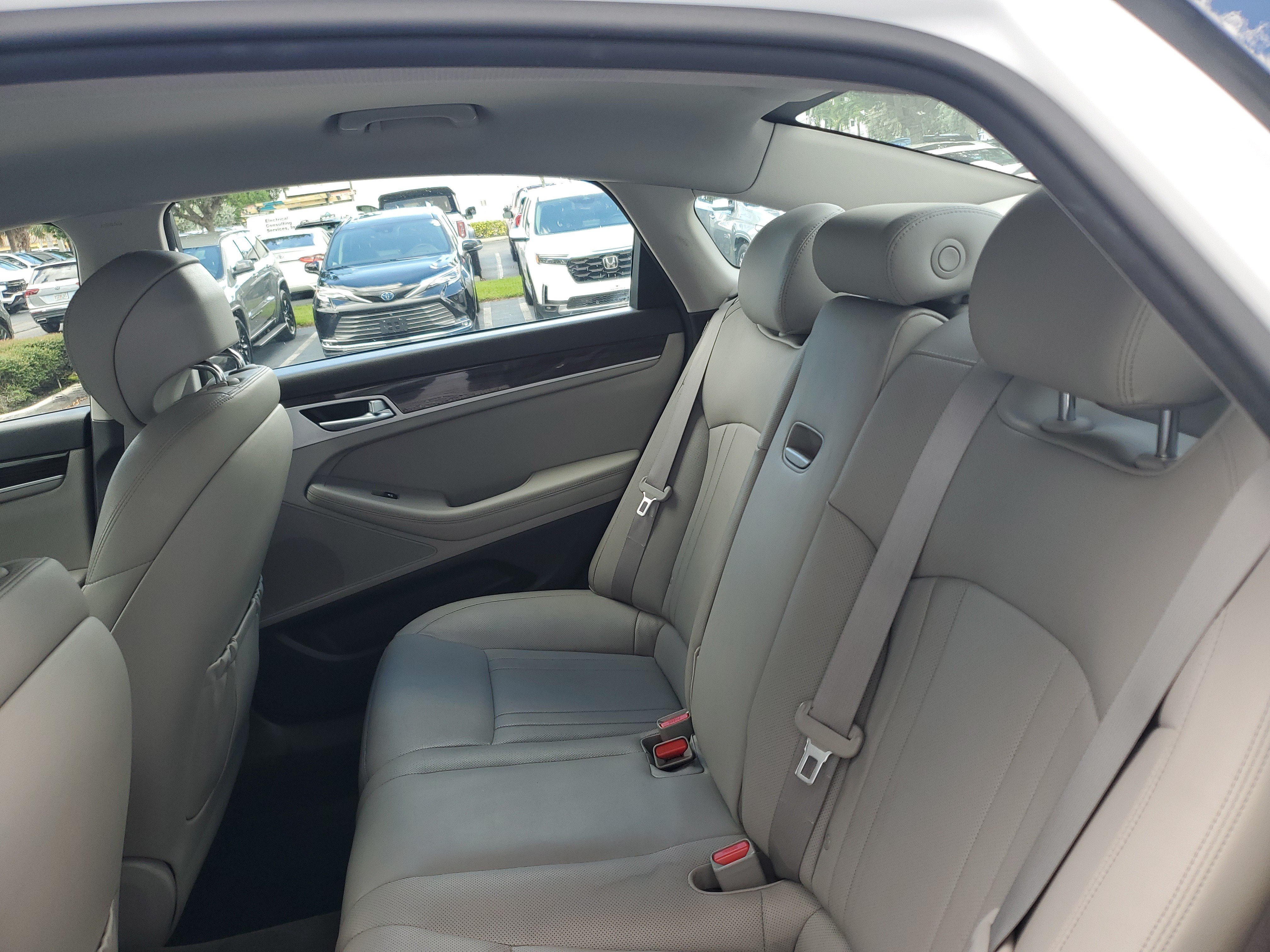 Used 2018 Genesis G80 3.8 RWD image 11