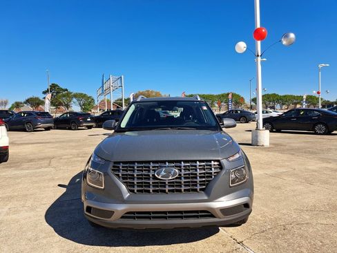 Used 2025 Hyundai Venue SEL image 2