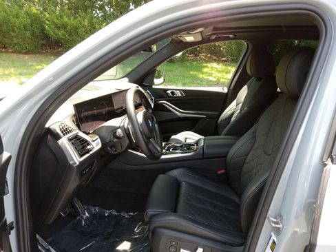 Used 2024 BMW X5 xDrive40i w/ M Sport Package AWD/4WD image 10