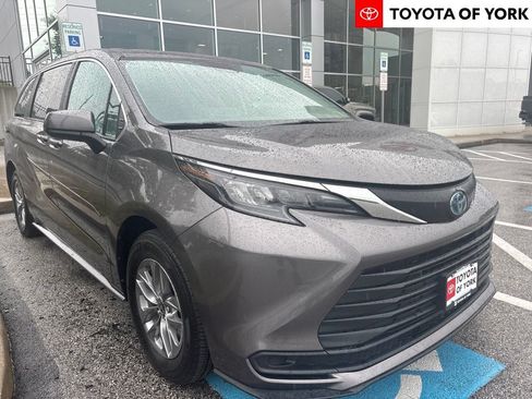 Used 2024 Toyota Sienna LE AWD/4WD image 1