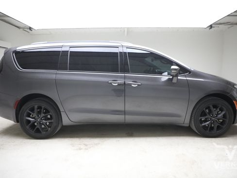 Used 2022 Chrysler Pacifica Limited w/ Uconnect Theater Family Group AWD/4WD image 5