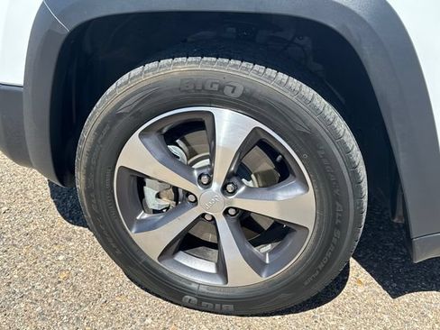 Used 2020 Jeep Cherokee Latitude w/ Quick Order Package 26F North AWD/4WD image 18
