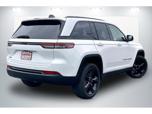 Used 2023 Jeep Grand Cherokee Altitude AWD/4WD image 13