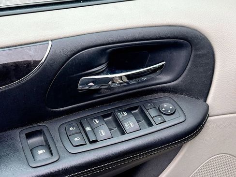 Used 2014 Chrysler Town & Country Touring FWD image 13