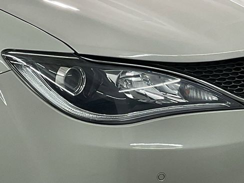 Used 2019 Chrysler Pacifica Touring Plus w/ Advanced Safetytec Group image 31