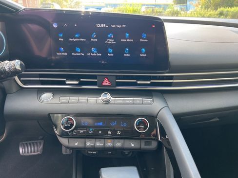 Used 2022 Hyundai Elantra Limited image 18