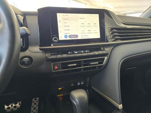 Used 2025 Toyota Camry SE image 28