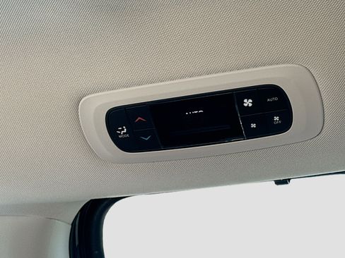 Used 2023 Chrysler Pacifica Touring-L image 23