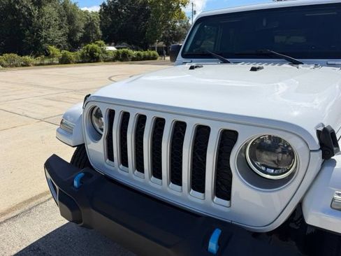 Used 2023 Jeep Wrangler Unlimited Sahara AWD/4WD image 3