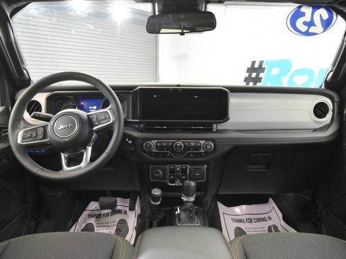 Used 2025 Jeep Wrangler Unlimited Sahara image 19