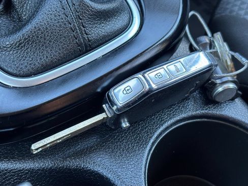 Used 2025 Kia Soul LX w/ LX Technology Package FWD image 21