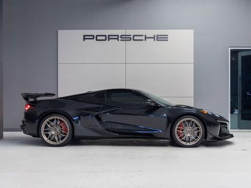 Used 2024 Chevrolet Corvette Z06 w/ Z07 Performance Package image 8