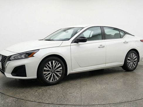 Used 2025 Nissan Altima 2.5 SV image 3