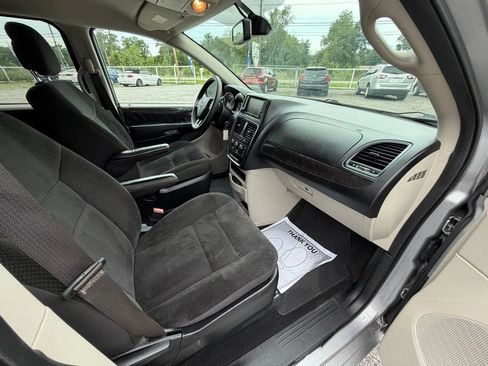 Used 2019 Dodge Grand Caravan SE w/ UConnect Hands-Free Group FWD image 19
