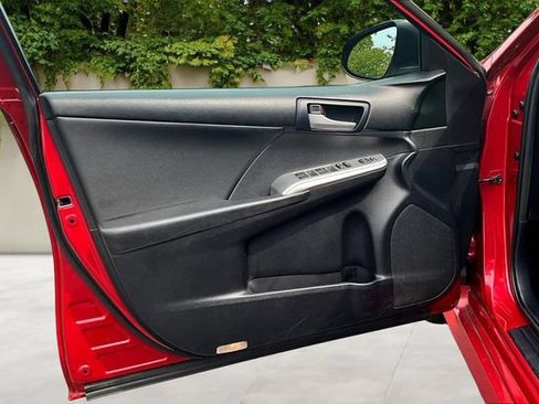 Used 2014 Toyota Camry SE w/ Moonroof Package FWD image 18