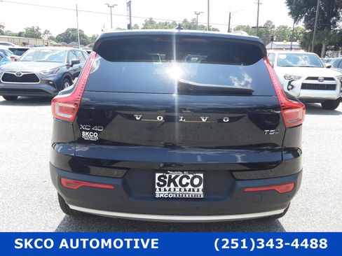 Used 2020 Volvo XC40 T5 Momentum image 4