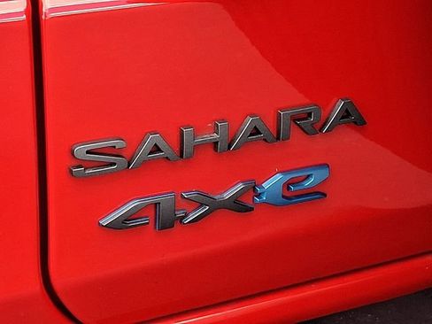 Used 2025 Jeep Wrangler Unlimited Sahara w/ Safety Group AWD/4WD image 30