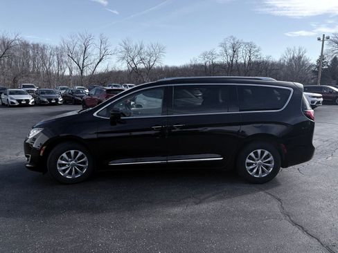 Used 2019 Chrysler Pacifica Touring-L w/ Premium Audio Group image 5