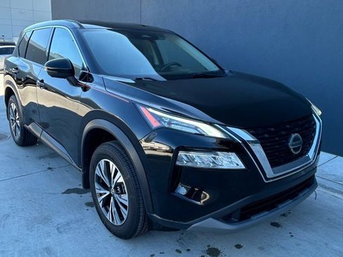 Used 2021 Nissan Rogue SV image 3