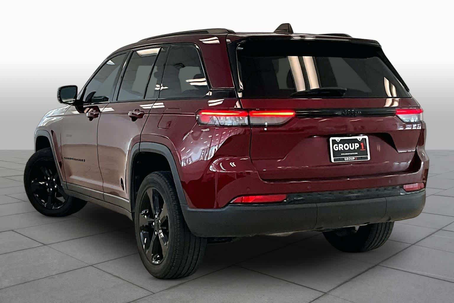 Used 2023 Jeep Grand Cherokee Altitude RWD image 11