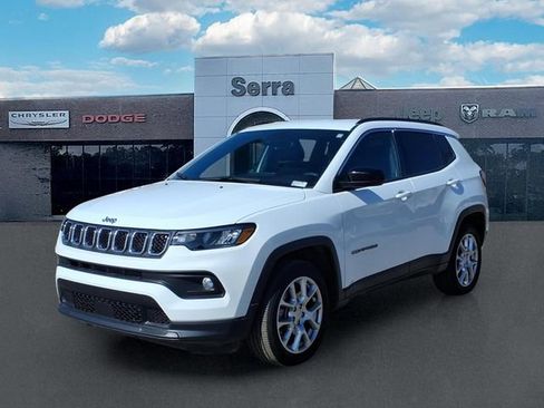 Used 2023 Jeep Compass Latitude image 3