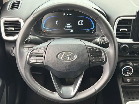 Used 2025 Hyundai Venue Limited image 4